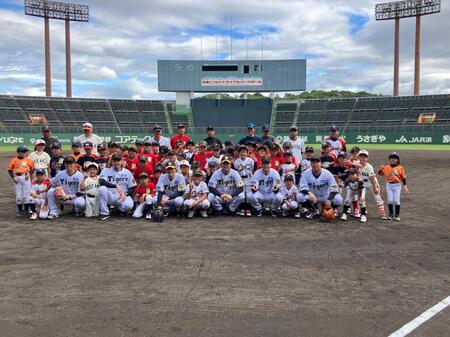 　イベント後に記念撮影する阪神ＯＢと参加者（球団提供）