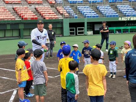 　子どもたちにアドバイスを送る阪神ＯＢ・森田氏（球団提供）