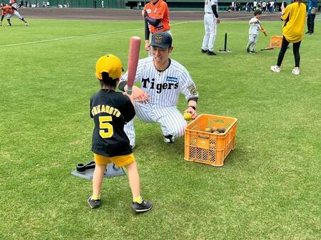 　子どもを指導する阪神ＯＢ・江越氏（球団提供）