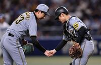 　最後を締めた岩崎と握手する坂本（撮影・田中太一）