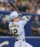 　９回、勝ち越しとなる２点適時二塁打を放つ坂本（撮影・北村雅宏）