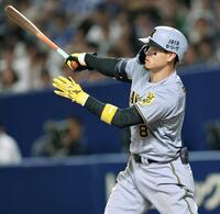 　９回、３本目の安打を放つ佐藤輝（撮影・田中太一）