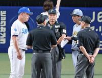 　メンバー表交換で話をする藤川監督（右）と井上監督（撮影・立川洋一郎）