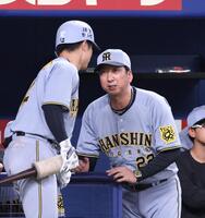 　９回、打席に向かう坂本に耳打ちする藤川監督（右）＝撮影・北村雅宏