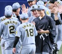 　　勝利投手となり笑顔でナインを迎える湯浅（右）＝撮影・立川洋一郎