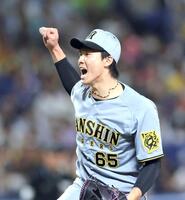 　７回、三者凡退に仕留め、雄たけびを上げる湯浅（撮影・北村雅宏）