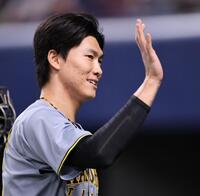 　７回を無失点に抑え、ナインとタッチを交わす湯浅（撮影・田中太一）