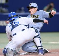 　３回、伊原は近本の二塁打で一気に本塁を狙うがアウトになる