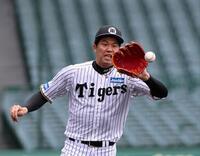 　守備練習でボールをキャッチする才木（撮影・北村雅宏）