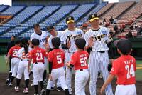 　イベント後に参加者とハイタッチする阪神ＯＢの（右から）能見氏、葛城氏、岩田氏、森田氏（球団提供）