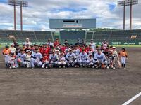 　イベント後に記念撮影する阪神ＯＢと参加者（球団提供）