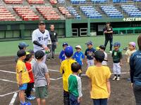 　子どもたちにアドバイスを送る阪神ＯＢ・森田氏（球団提供）
