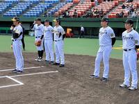 　イベントに参加した阪神ＯＢを代表してあいさつする能見氏（右から３人目）＝球団提供