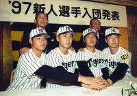 　吉田監督（後方左）、三好球団社長（同右）とともに写真に納まる（左から）浜中、今岡、関本、星山＝１９９６年１２月