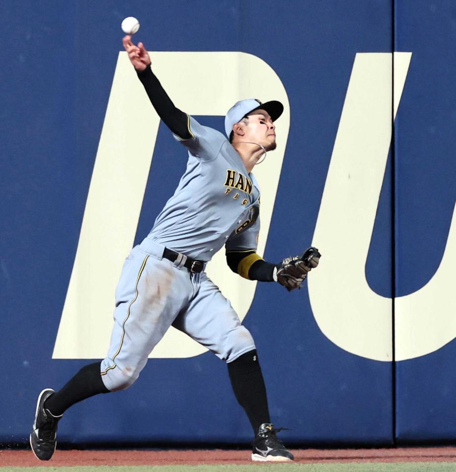 　９回、代打福永の打球を二塁へ送球する佐藤輝（撮影・田中太一）