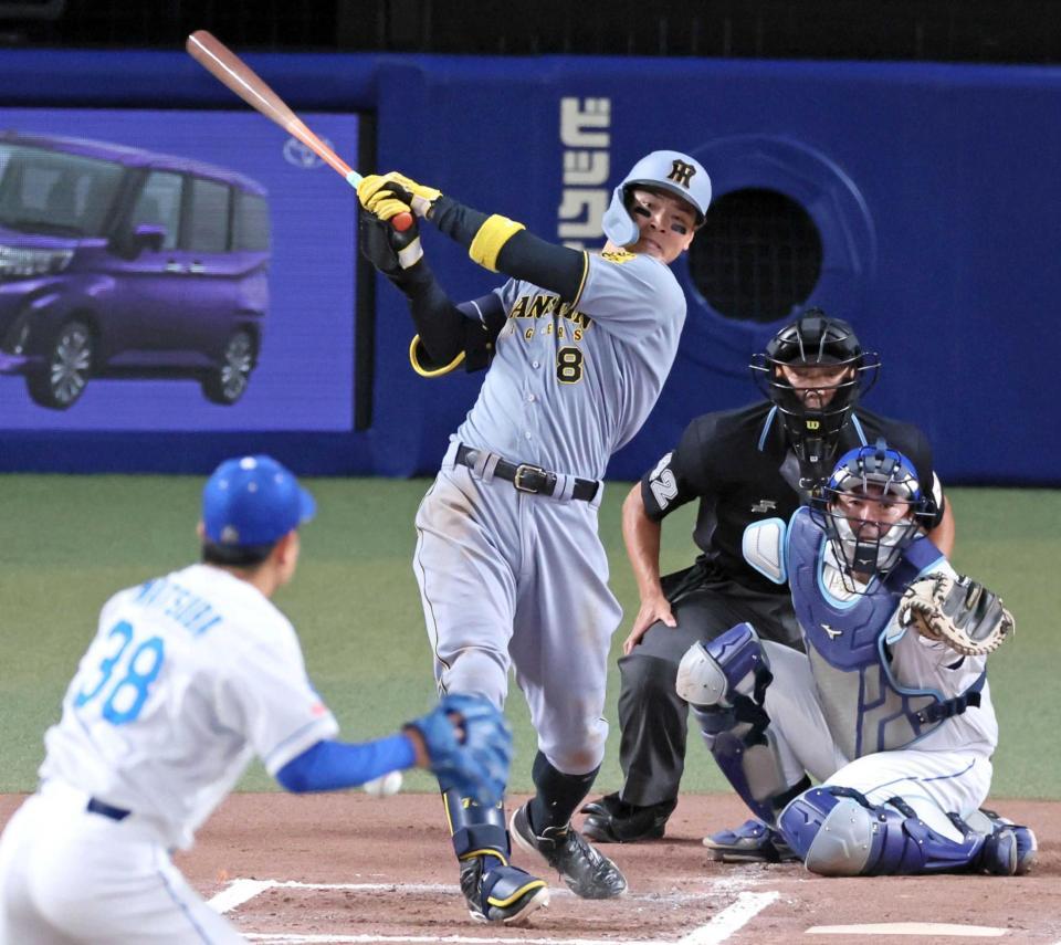 　６回、中前打を放つ佐藤輝（撮影・立川洋一郎）