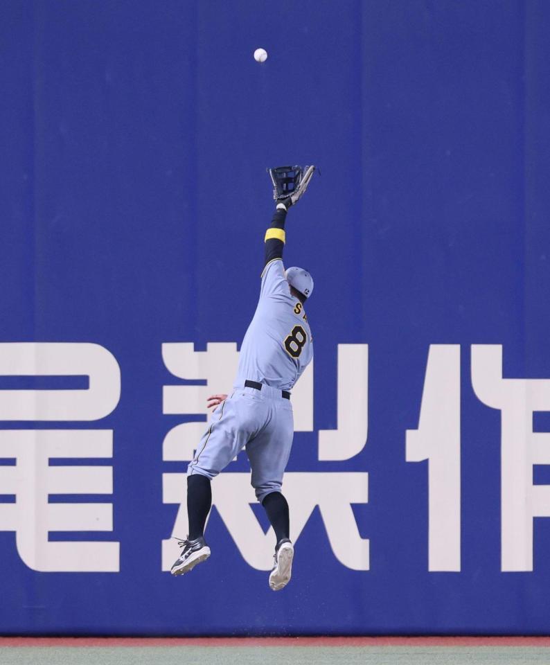 ９回、中日・福永裕基の打球を、ジャンプしての捕球を試みる阪神・佐藤輝明＝バンテリンドームナゴヤ（撮影・北村雅宏）