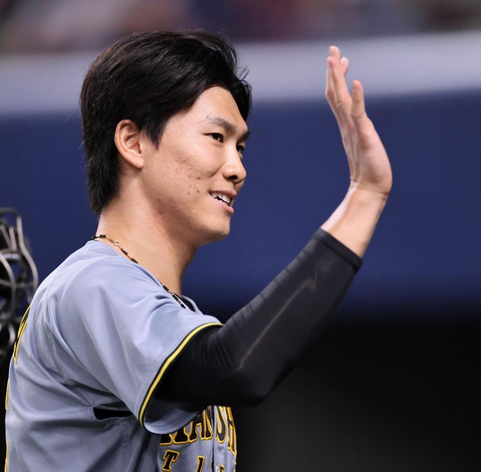 　７回を無失点に抑え、ナインとタッチを交わす湯浅（撮影・田中太一）