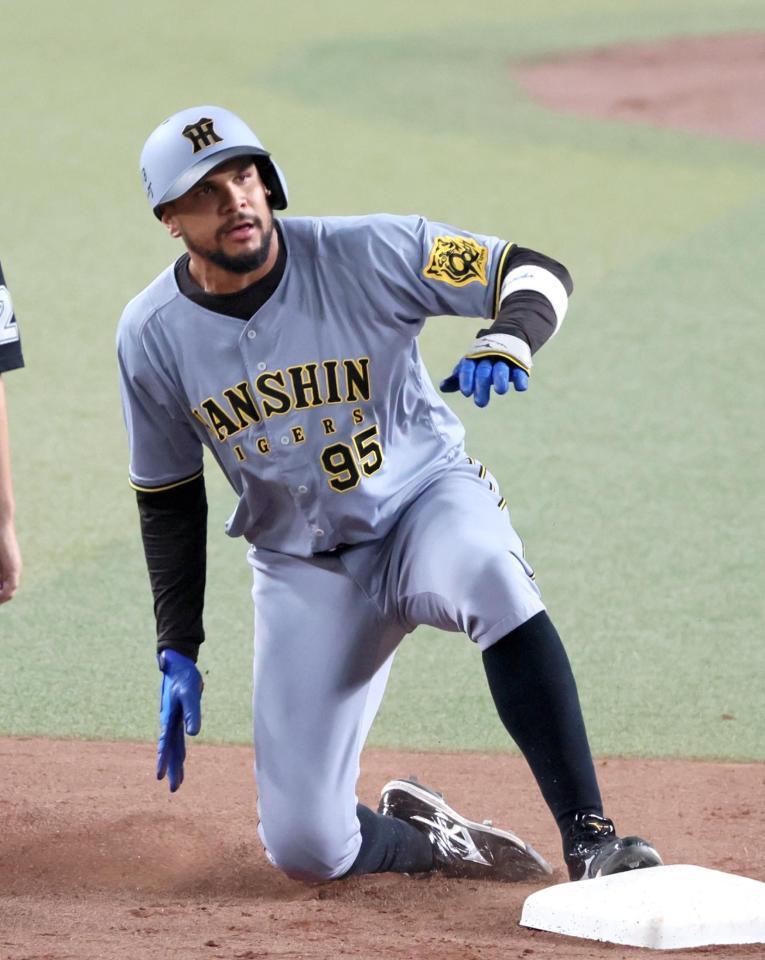 　７回、左翼線へ安打を放ち二塁へ滑り込むヘルナンデス（撮影・立川洋一郎）