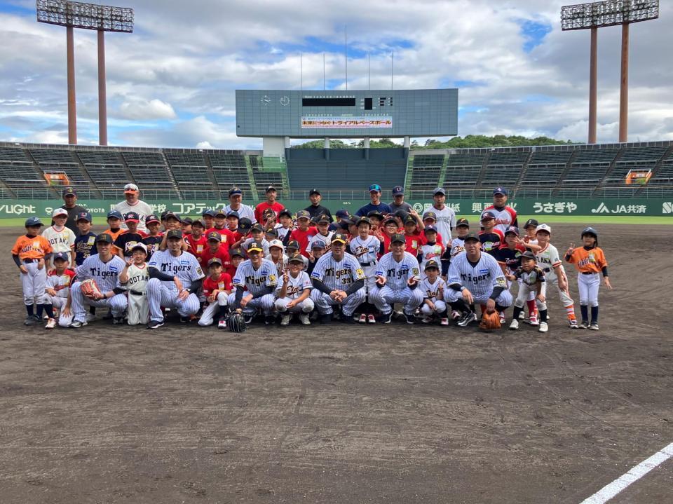 　イベント後に記念撮影する阪神ＯＢと参加者（球団提供）