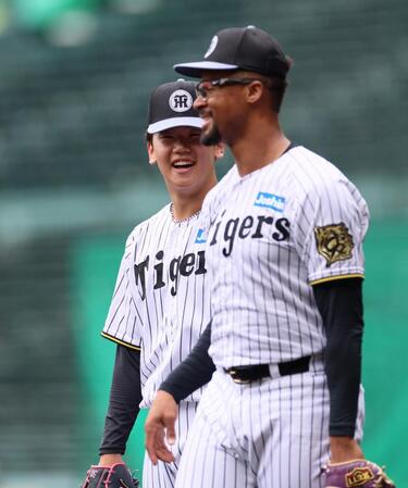 　投内連係で笑顔を見せる門別（左）とデュプランティエ（撮影・北村雅宏）