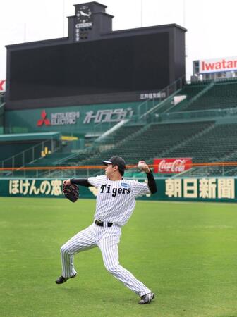 　入念にキャッチボールする門別（撮影・北村雅宏）