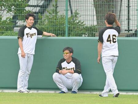 　談笑する下村（左）と桐敷