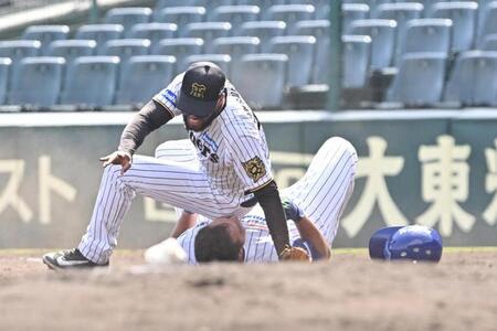 　７回、石川・大坪梓恩（下）と交錯するコンスエグラ（撮影・西田忠信）