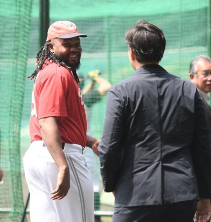 　秋山ＢＡ（右）にあいさつする高知のドリス（撮影・西田忠信）