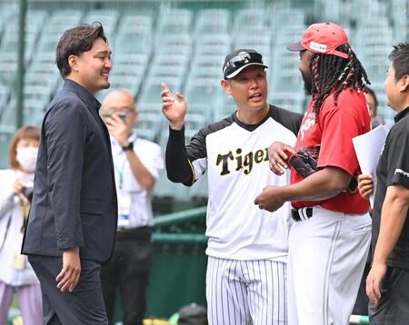 　談笑する（左から）秋山ＢＡ、原口、高知のドリス（撮影・西田忠信）