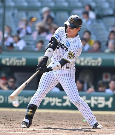 　６回、空振り三振に倒れる前川（撮影・西田忠信）