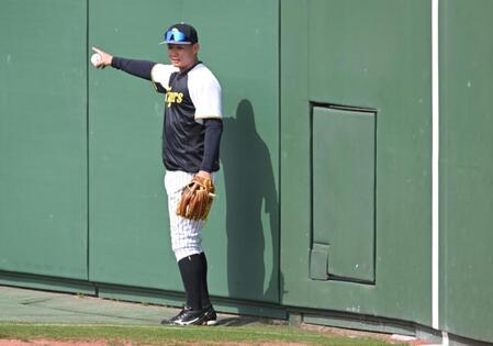 　左翼で守備練習する森下（撮影・飯室逸平）