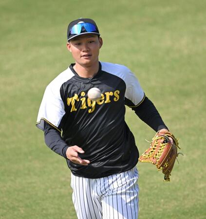 　左翼で守備練習する森下（撮影・飯室逸平）