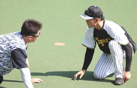 　試合前、牧と談笑する高寺（右）＝撮影・北村雅宏