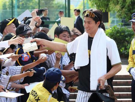 　ファンからのプレゼントを受け取る湯浅（撮影・立川洋一郎）