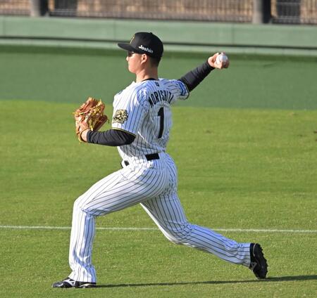 　シートノックで左翼の守備に就く森下（撮影・飯室逸平）