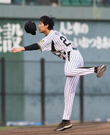 　ファーストピッチセレモニーを務める松谷鷹也（撮影・立川洋一郎）