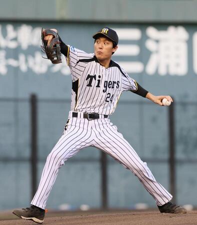 　ファーストピッチセレモニーを務める松谷鷹也（撮影・立川洋一郎）