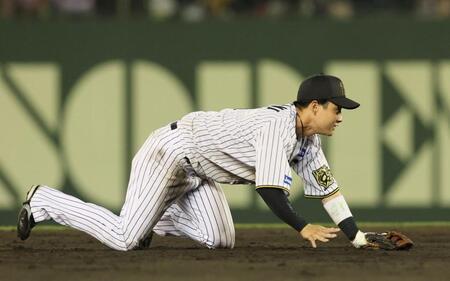 阪神　木浪聖也がファインプレー！牧の打球を横っ跳びでキャッチ→倒れたまま二塁へグラブトス　スタンドが拍手に包まれる