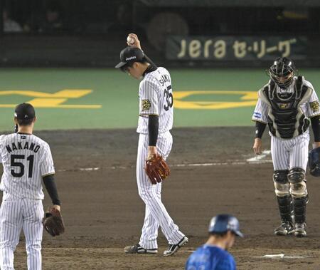 　７回、降板を告げられ悔しがる才木（撮影・飯室逸平）