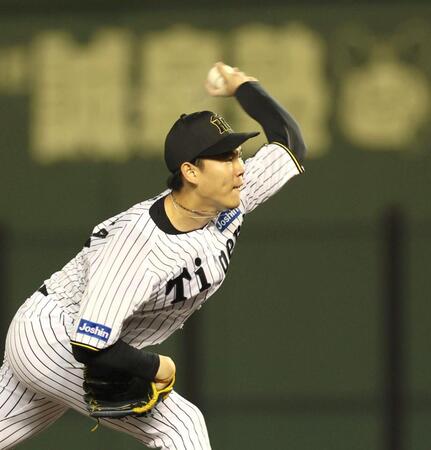 　７回途中から登板する及川（撮影・北村雅宏）