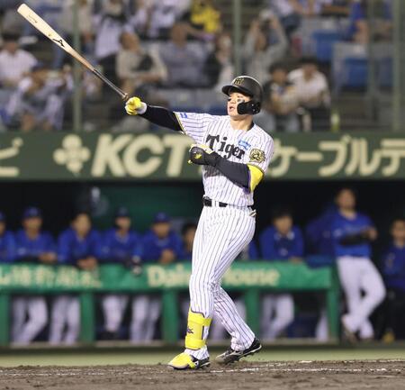 　１１回、サヨナラとなる押し出しの四球を選び、バットを放り投げる森下（撮影・立川洋一郎）