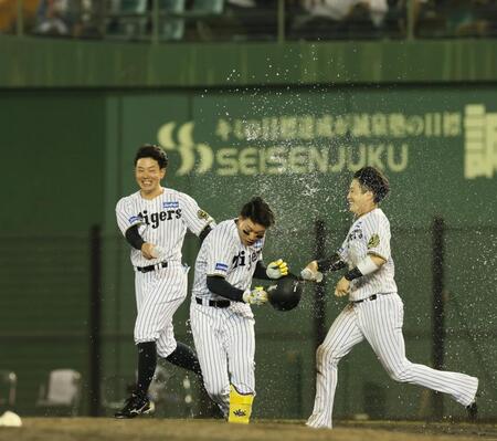 　１１回、サヨナラとなる押し出し四球を選んだ森下を祝福する糸原（左）＝撮影・北村雅宏