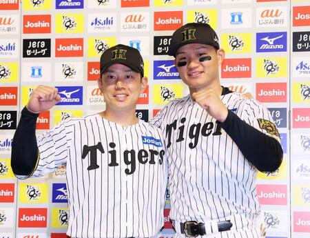 　お立ち台で笑顔を見せる糸原（左）と森下（撮影・立川洋一郎）