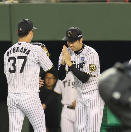 　７回、ピンチを防いだ及川を拝む才木（右）＝撮影・北村雅宏