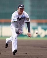 　守備練習でボールをトスする門別（撮影・北村雅宏）