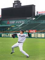 　入念にキャッチボールする門別（撮影・北村雅宏）