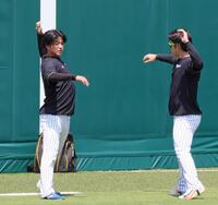 　２軍で調整する高橋（左）