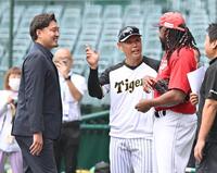 　談笑する（左から）秋山ＢＡ、原口、高知のドリス（撮影・西田忠信）