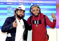 　帰国の途につく（左から）マテオとドリス＝２０１７年